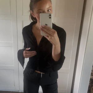 Skjorta  - Säljer min vackra glittrande skjorta då den ej används längre😊 Den är i ett jätte fint glittrande/ skimrande tyg å perfekt till fest eller när man vill känna sig lite uppklädd 💕✨ Den har en fin detalj vid knäppena som formar en fint samt långa ärmar😍