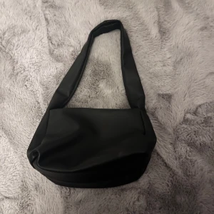 Superfin väska  - Super fin väska från  ålens  Vet inte hur mycket den kosta exat men runt 400 tror jag  Säljer för 200 pris kan absolut diskuteras