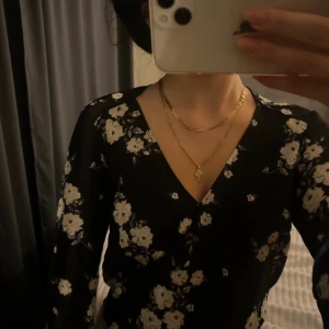 Blommig blues 🌸🌺🌼 - Jätte söt och fin blues i storlek Xs😍