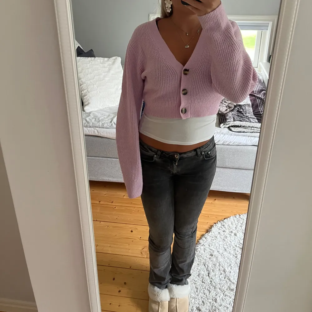 Säljer dessa grå lågmidjade jeans pågrund av att de inte kommer till användning🥰använda få gånger! Pris går att diskuteras💗. Jeans & Byxor.