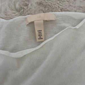 Tröja - Säljer min tröja från hm, den liknar väldigt mycket intimissimis tröjor och är i nytt skick. Säljer den då den inte passar mig riktigt❤️