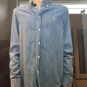 Ralph Lauren skjorta - Säljer min Ralph Lauren skjorta i nyskick 9,5/10. Nypris: ca 1200. Vid frågar eller funderingar så kan du skicka ett meddelande. 