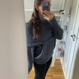 Stickad tröja - Säljer min stickade tröja från hm, den är i fint skick och är sparsamt använd. Hör av för fler bilder❤️