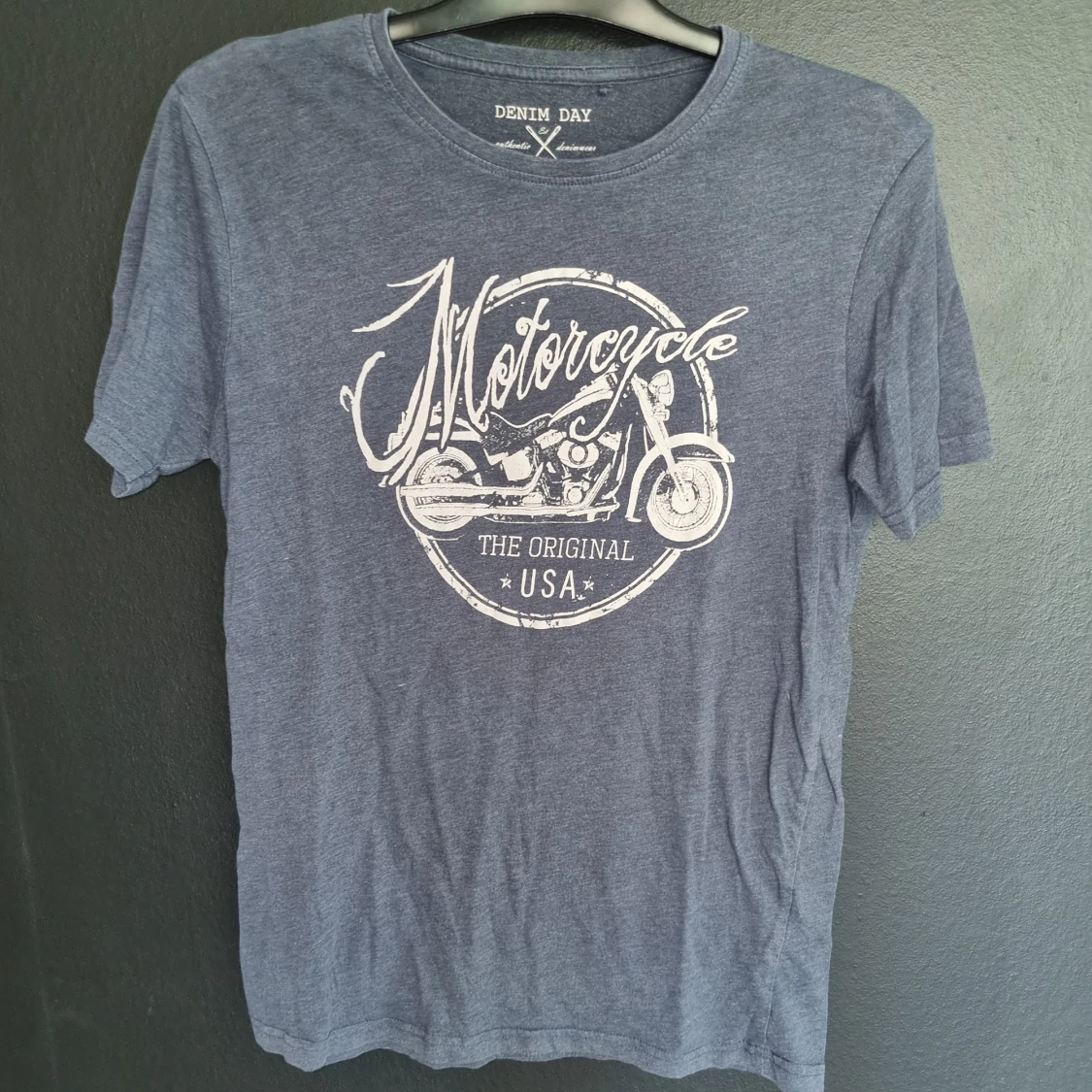 Blå t-shirt med motorcykeltryck från Denim Day