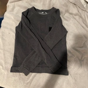 Grå tröja - En fin tröja den ser lite nopprig ut men de är så den är. Säljer eftersom rensar garderoben