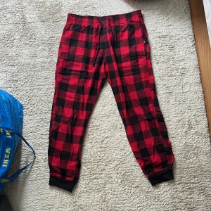 Hollister Pyjamasbyxor - Säljer ett par sköna mjukisbyxor från Hollister i storlek L men skulle säga att de passar M. De är för små för mig därför jag säljer dom! Hör av dig vid intresse! 