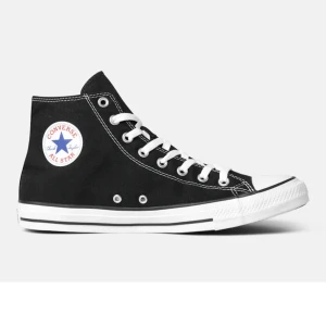 Convers  - Storleken är 39 köpta förra sommaren och är använda fåtal gånger inga märken eller nån slitning 