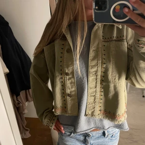 Grön jeansjacka - Jättesnygg jeans jacka med rosa detaljer❤️jackan är i väldigt bra skick , jag har använt den några få gånger