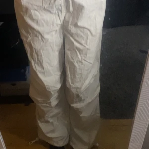 Byxor  - Tror de heter ballong byxor men dom är pösiga och man kan dra in dom i midijan och benen ,det är inte riktigt Fickor