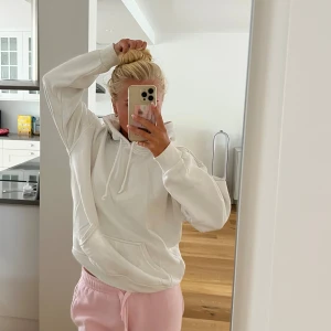 Vit mysig hoodie från bikbok  - Storlek xs, super mysig hoodie i bra skick!!💕du står för frakten😋