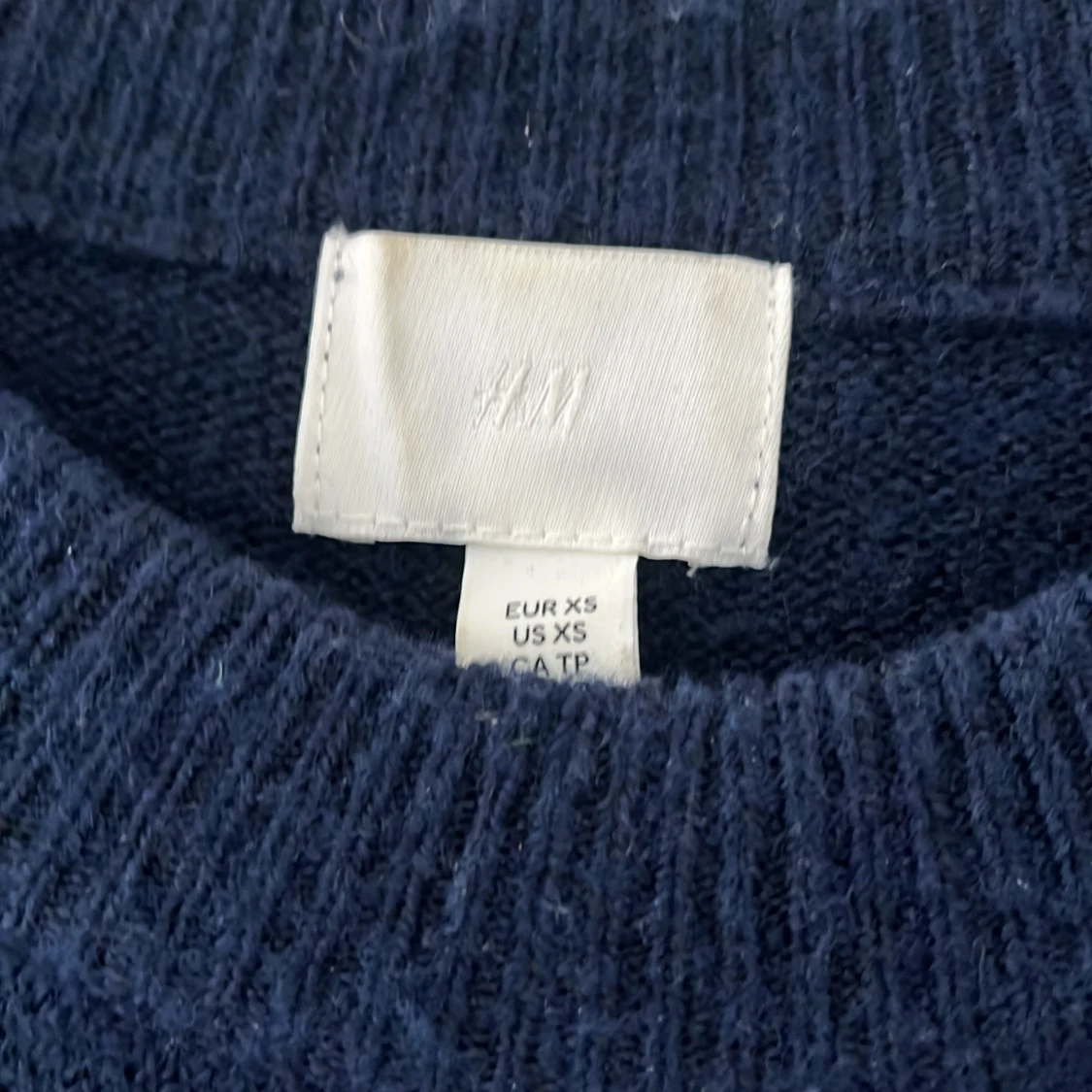 Stickad marinblå tröja  - 91