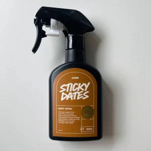 Sticky Dates Body Spray - Limited edition body spray från Lush i doften Sticky Dates. Endast använd ca 3 gånger🍯