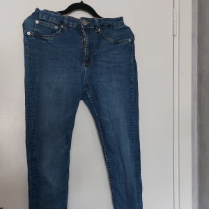 Blå Jeans - Blå jeans  Köpta för något år sedan på lager 157 använda flertal gånger. Lite uttöjda bak men inga hål med mera. 🫶 