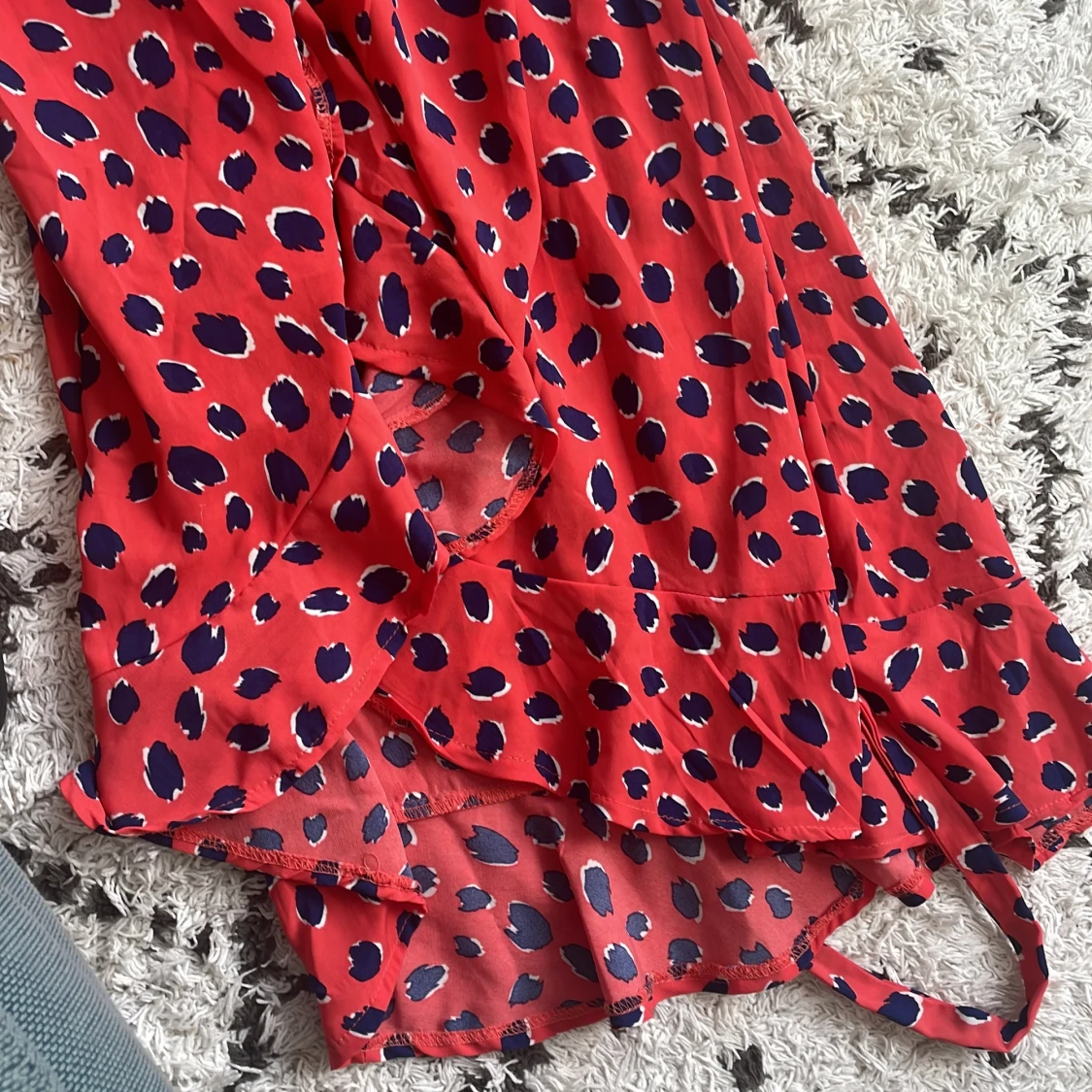Röd omlottklänning med prickigt mönster - 90