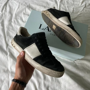 Valentino Flycrew - Säljer nu dessa feta Flycrews! Dom är i helt okej skick! 5 nitar borta på vänster och ingen på höger, går att sätta dit 2! Storlek 41 passar 42! Öppen för byten! Skriv pm vid funderingar!