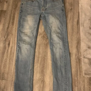 Ljus blåa slim fit jeans - Bra skick, använts några få gånger, säljer pågrund av att dom inte används