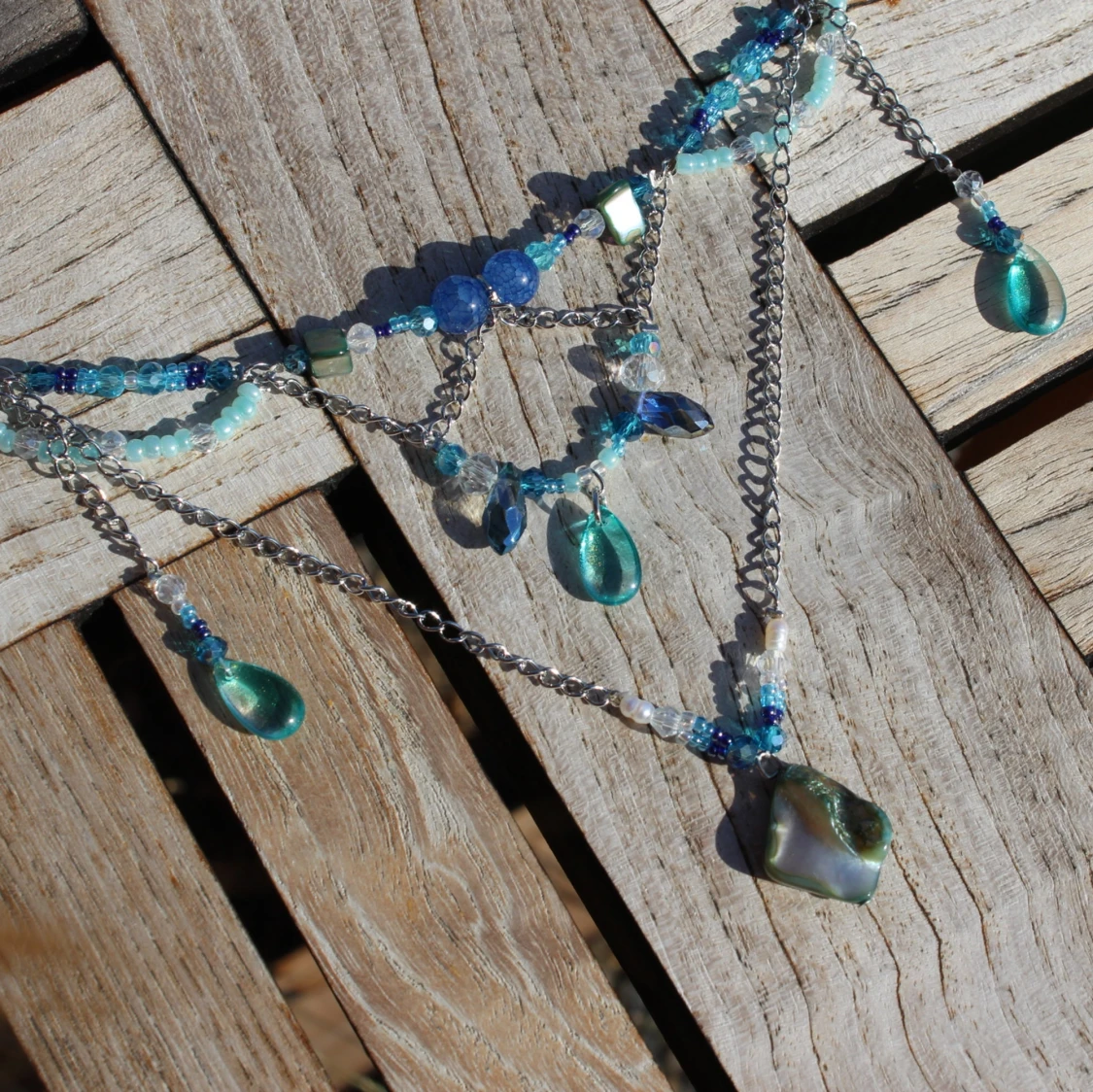 Flerlagrat halsband med blå och gröna pärlor - 90