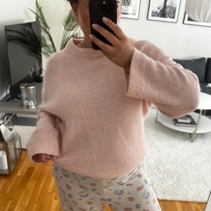 Stickad tröja - Rosa stickad tröja från Gina 💞 använd en gång!! Säljer då den inte kommer till användning mer 💘