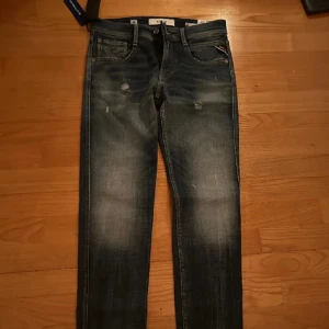 Replay jeans - Ett par feta Replay jeans i storlek 29/32. 9/10 skick och endast använda fåtal gånger. Köptes nya av mig för 1500. Skriv vid funderingar!