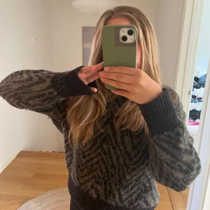 Intressekoll ichi stickad - En av mina favoritrosor någonsin, jättebra skick!💕