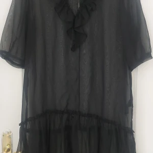 Svart och vit klänning med volang och spetsdetaljer - Säljer två superfina klänningar! Den första är en svart, genomskinlig klänning med volangdetaljer framtill och korta ärmar, den har storlek 42 men klär hur fint som helst en med S i storlek, med bälte på  eller utan. Den andra är en vit klänning med spetsdetaljer och korta ärmar. Båda klänningarna är perfekta för sommarens alla tillfällen. Köp direkt eller ge prisförslag 💛