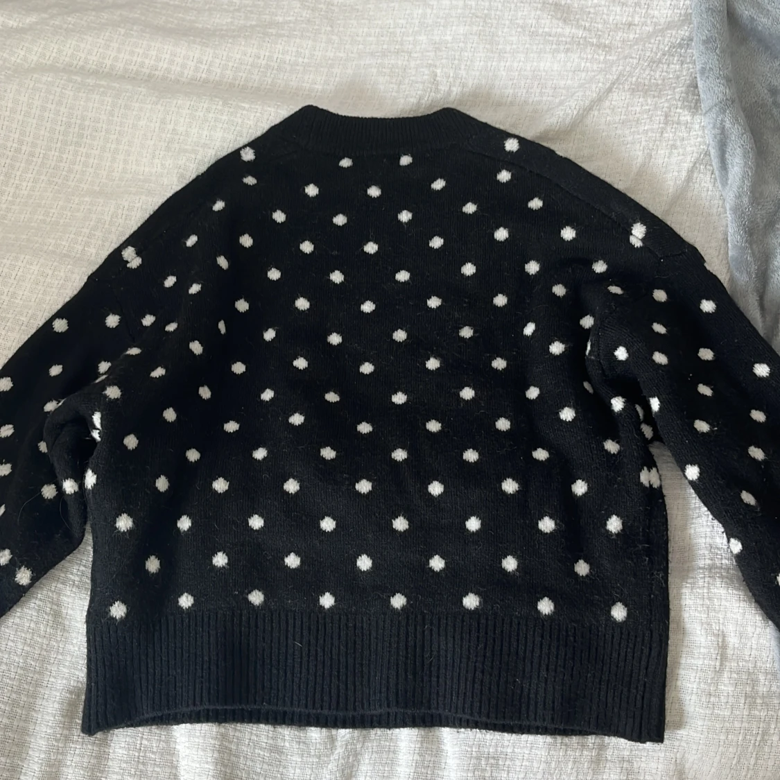 Prickig stickad tröja  - 90