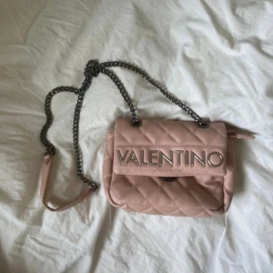 Rosa väska från Mario Valentino - Jättesöt väska från mario valentino. Jättefint skick.