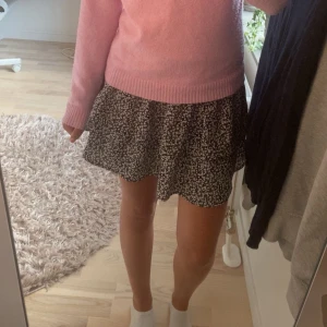 Blommig kjol - Jättefin blommig kjol från Carin Wester i storlek S. Aldrig använd, endast testad. Så söt men tyvärr för stor på mig🩷