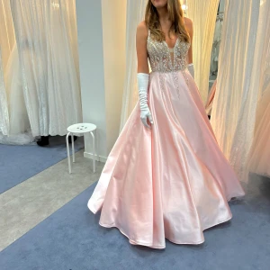 Balklänning  - Säljer nu min jättefina balklänning med diamant detaljer💗Vita handskar och balskor i storlek 38,5 ingår i priset. Skriv gärna vid frågor eller funderingar. Har en höjdpunkt i min instagram med bilder & videos från balen ifall ni vill se mer av klänningen💗