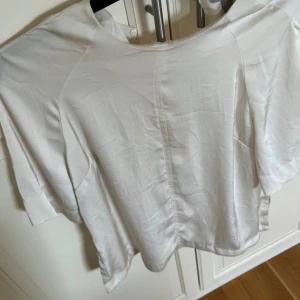 Satin topp - Gullig men lite större i storleken ❤️