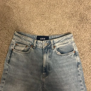 Ljusblåa bootcut jeans - Jätte fina jeans ifrån JJXX dom är i nyskick och original priser var 669kr