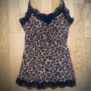 Leopard spets linne - Fint linne med leopard mönster och spets! 💗