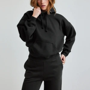 Svart hoodie  - Säljer denna svarta hoodie då den inte kommer till användning!