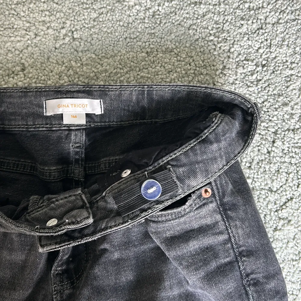 Säljer ett par svarta bootcut jeans från Gina Tricot i storlek 146. De är i bra skick och har en snygg passform med låg midja. Perfekta för både vardag   och fest! Köpte dem för 300kr. Pris kan diskuteras🖤. Jeans & Byxor.