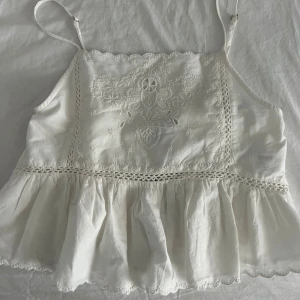 Vitt zara linne - Jättesöt linnetopp från zara i helt nytt skick då den aldrig kommit till användning för mig!❤️ Den är i storlek XS och har justerbara band. Fin till allt och prislappen finns även kvar. Pris kan diskuteras 