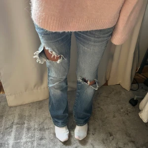 Vintage Lowwaist bootcut jeans - Säljer dessa jättefina diesel vintage jeans från 90/00-talet då de inte passar mig i midjan. Materialet är skört vilket gör att hålen kan spricka lite men hittills inga defekter. (Hålen är handgjorda) Skriv till mig för mått eller fler bilder!💗💗