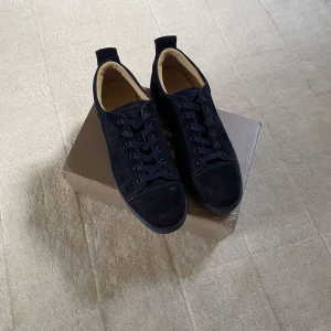 Christian Louboutin skor - Säljer mina mörkblåa loubs storlek 45 som är köpta här på plick och använda sparsamt. Priset är EJ hugget i sten, då den kan diskuteras vid snabb affär.😊