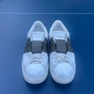 Valentino opens  - Skorna är använda men har mycket liv kvar i sig, de slitna där fram går lätt att fixa med skopenna. Box medföljer !