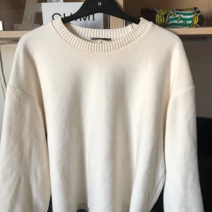 Stickad tröja  - Jag säljer denna stickade tröja ifrån zara då jag inte riktigt gillar hur den sitter på mig, den är använd 4 gånger.  Hör av er om funderingar å fler bilder💕
