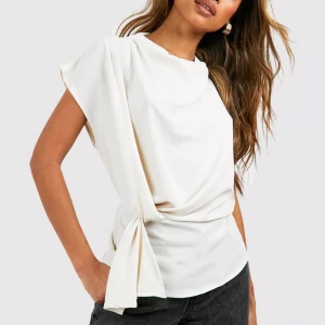 Snygg topp  - Jag säljer den här toppen från boohoo som har prislappen kvar och är super fin💓, men dock inte kommer till användning den  köpt för 300 och säljer för 200 och pris går att diskutera. För fler bilder skriv privat 💓  Storleken är 38 men passar även S 