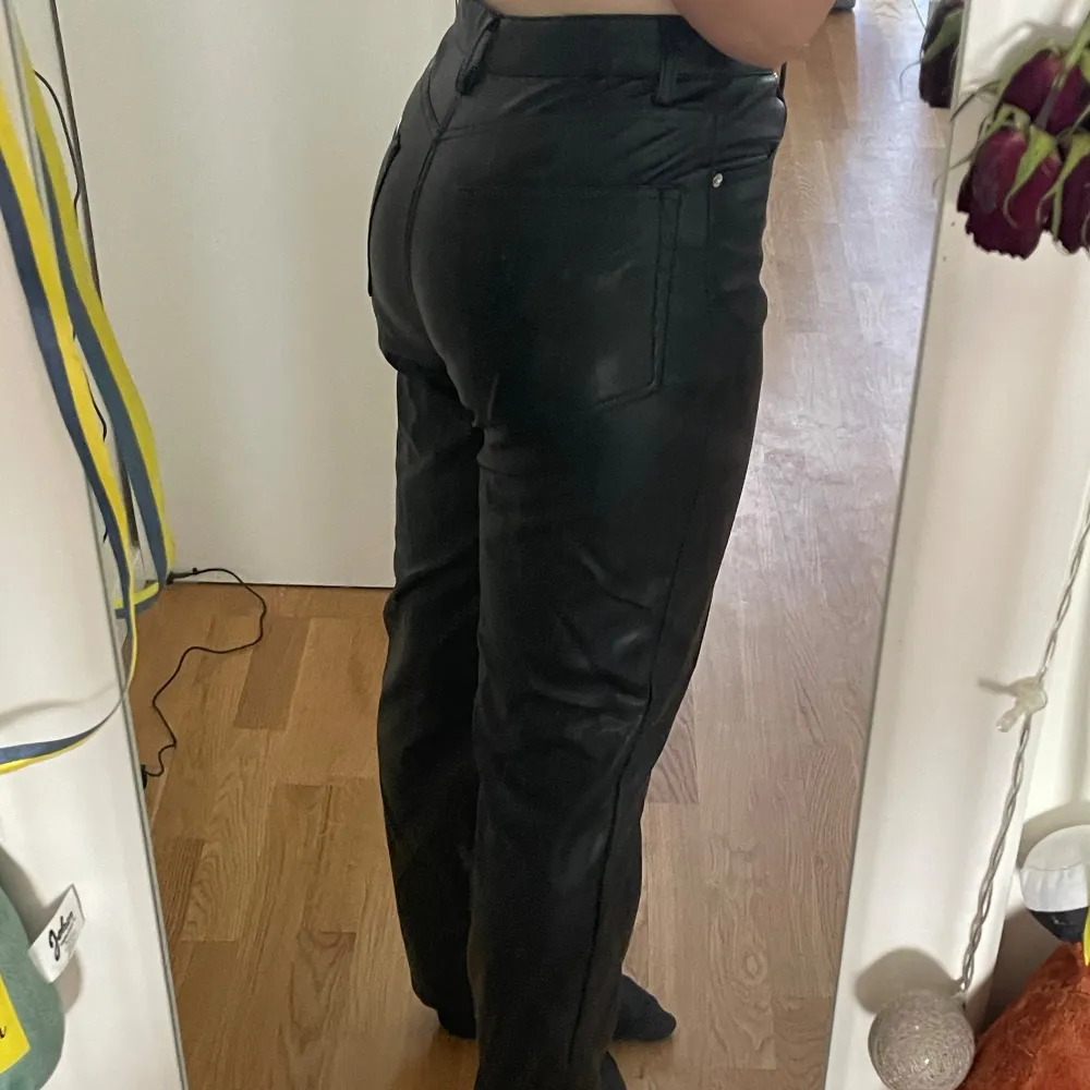 Snygga läder/skinnbyxor, knappt använda! (Konstmaterial). Kontakta mig innan ni använder köp nu🥰. Farkut & Housut.