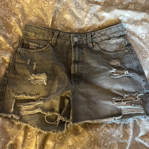 gråa shorts  - Ljusgråa shorts från newyorker, i storlek S. Dom är aldrig använda väldigt skönt matrial💖 