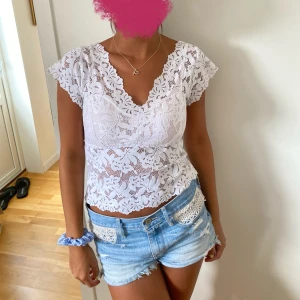 Så unik spets topp!  - Så snygg spets topp! Inbyggd bh i! Perfekt inför fest och likande 🤍