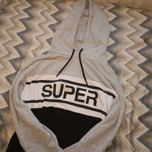 Hoodie  - Grå, svart och vit (SUPER) hoodie (S)
