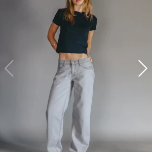 Jeans  - Har dessa super snygga oanvända  jeansen från ”din vintage shop” som tyvärr inte passar mig.  Midjemått ca 72cm & innerbenslängd 78cm🫶🏼