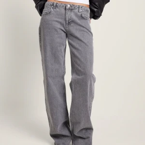 Gråa lågmidjade jeans  - Bara använt 2 gånger och nya. Washed grey jeans. Långa jeans. Lågmidjade och jätte smickrade på kroppen 🩷🩶✨ Jag köpte dom för 699 kr men säljer nu för 249kr 