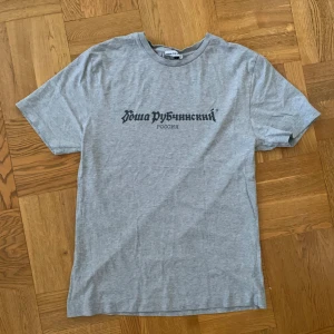 Gosha Rubchinsky T-shirt  - Grå Gosha T-shirt från 2017 stl. L
