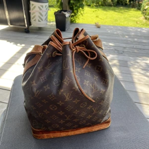 Louis vuitton noe väska - Säljer min fina Lv väska som jag köpte för ungefär ett år sen. Har precis bytt ut bandet och skinnet längst upp så den ser fräsch ut! Köpte den på Vestiaire för 4500 och vill nu sälja för att köpa en ny väska. Skriv om ni vill ha bilder eller vid frågor🌸🌸