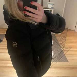 Colmar jacka -  Supersnygg Colmar vinterjacka som jag tyvärr har tröttnat på 💕