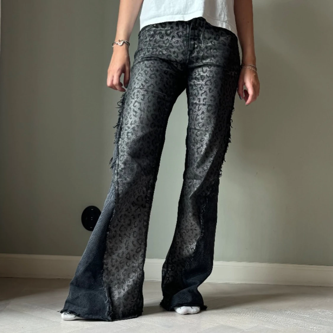 Svarta leopardmönstrade byxor med slits